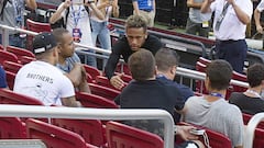 Neymar charla con su padre y sus amigos.