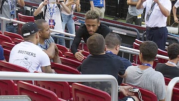 Neymar charla con su padre y sus amigos.