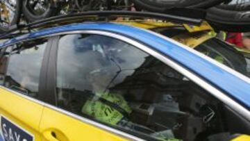 Alberto Contador abandon&oacute; el Tour en el coche del equipo Tinkoff.
 