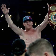 Canelo gana y reta a Golovkin ante más de 51.000 aficionados