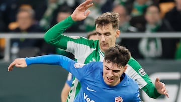 SEVILLA, 14/01/2026.- El centrocampista del Elche, Rodrigo Mendoza, se lleva el balón ante el defensa del Betis, Diego Llorente, durante el encuentro correspondiente a los octavos de final de la Copa del Rey que disputan hoy miércoles Betis y Elche en el estadio de La Cartuja, en Sevilla. EFE / José Manuel Vidal.