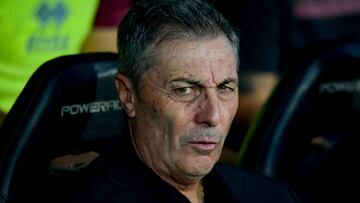 LANUS, ARGENTINA - MARCH 04: Frank Kudelka coach of Lanus looks on before a match between Lanus and River Plate as part of Liga Profesional 2023 at Estadio Ciudad de Lanus (La Fortaleza) on March 4, 2023 in Lanus, Argentina. (Photo by Marcelo Endelli/Getty Images)