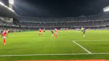 ¡Era golazo! La increíble jugada de Aránguiz en el clásico de Porto Alegre