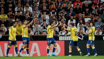 VALENCIA, 21/10/2024.- Los jugadores de la UD Las Palmas celebran el segundo gol del equipo canario durante el encuentro correspondiente a la décima jornada de La Liga EA Sports que disputan hoy lunes Valencia y Las Palmas en el estadio de Mestalla, en Valencia. EFE / Manuel Bruque.