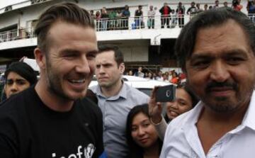 David Beckham, embajador de Buena Voluntad de Unicef, visitó un centro de evacuación en Filipinas tras el devastador tifón.