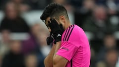 Fulham's Mexican striker #07 Raul Jimenez reacts having been sent off by English referee Samuel Barrott during the English Premier League football match between Newcastle United and Fulham at St James' Park in Newcastle-upon-Tyne, north east England on December 16, 2023. (Photo by ANDY BUCHANAN / AFP) / RESTRICTED TO EDITORIAL USE. No use with unauthorized audio, video, data, fixture lists, club/league logos or 'live' services. Online in-match use limited to 120 images. An additional 40 images may be used in extra time. No video emulation. Social media in-match use limited to 120 images. An additional 40 images may be used in extra time. No use in betting publications, games or single club/league/player publications. / 