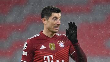 Soccer Football - Champions League - Group E - Bayern Munich v FC Barcelona - Allianz Arena, Munich, Germany - December 8, 2021 Bayern Munich&#039;s Robert Lewandowski reacts REUTERS/Andreas Gebert