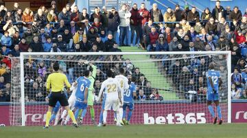 EL jugador del Real Madrid, Varane, marca de cabeza el 0-2 al Getafe.