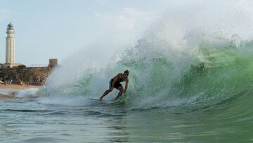 El skimboarder Juanlu Gonz&aacute;lez practicando skim en la playa de Faro de Trafalgar (C&aacute;diz, Espa&ntilde;a), el 10 de septiembre del 2022, durante el nuevo campeonato UST.