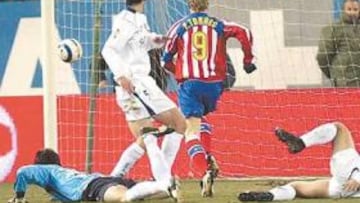 <b>GAFE. </b>Fernando Torres estrelló el balón en el poste ante la Real Sociedad en el partido del domingo pasado.
