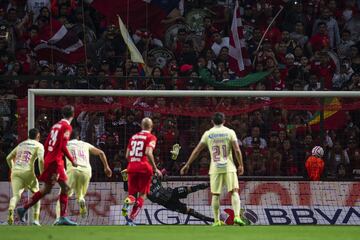 Guillermo Ochoa de America durante el partido Toluca vs America, correspondiente al partido de ida de Semifinales del Torneo Apertura 2022 de la Liga BBVA MX, en el Estadio Nemesio Diez, el 19 de octubre de 2022.