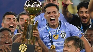 Players of Ecuador's Independiente del Valle celebrate with the trophy after winning the Conmebol Recopa Sudamericana by defeating Brazil's Flamengo 5-4 in the penalty shoot-out during the second leg final match at Maracana Stadium in Rio de Janeiro, Brazil, on February 28, 2023. (Photo by DOUGLAS SHINEIDR / AFP)