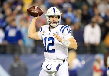 El quarterback de Stanford fue la primera selección global en el sorteo de 2012, por Indianapolis Colts, con quienes jugó seis temporadas. En ellas, Luck completó el 60.8% de sus envíos para 23,671 yardas y 171 touchdowns. Luck recibió cuatro nombramientos al Pro Bowl en su carrera y se retiró con 29 años de los emparrillados.