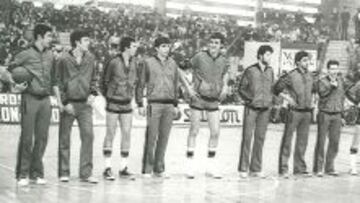 JOVENTUT 1977-78. De izquierda a derecha, la plantilla que logró el récord: Santillana, Ferrer, Josep Mª Margall, Ribas, Fernández, Filbá, Mulá, Abadía, Bosch y Slavnic.