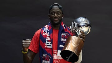 Ilimane Diop con el trofeo de campeón ACB.