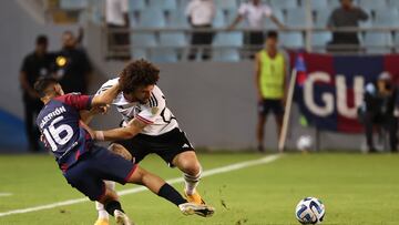 AME945. MATURÍN (VENEZUELA), 23/05/2023.- Édgar Carrión (i) del Monagas disputa hoy el balón con Maximiliano Falcón de Colo Colo, durante un partido por el Grupo F de la Copa Libertadores 2023, en Maturín (Venezuela). EFE/ MIGUEL GUTIÉRREZ
