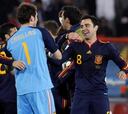 Casillas, Xavi, Zubi y Raúl, con la medalla de los 100