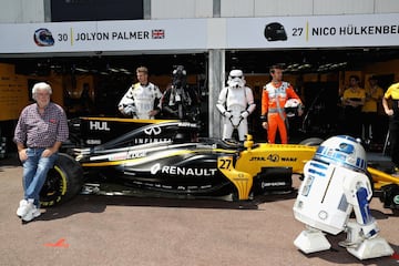 George Lucas posa con Nico Hulkenberg y con Jolyon Palmer junto al Renault Sport F1. 