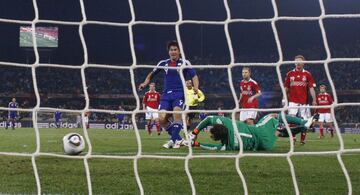 El temor que tenían los japoneses al balón parado y a la mayor envergadura y tamaño de los daneses desapareció… con el balón parado ejecutado por los nipones, que se llevaron el encuentro con tranquilidad (3-1). Sus dos primeros goles fueron sendos tantos logrados a base de lanzamientos directos de falta, a cargo de Honda (también asistióa Okazaki en el tercer y definitivo tanto de los asiáticos) y de Endo.