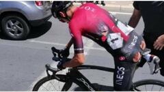 Egan Bernal se monta en su bicicleta y rueda tras sufrir una ca&iacute;da durante la prueba en ruta de los Campeonatos de Ciclismo de Colombia.