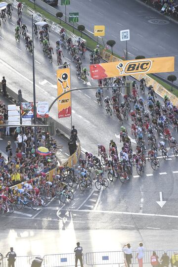 El pelotón en la Gran Vía.  