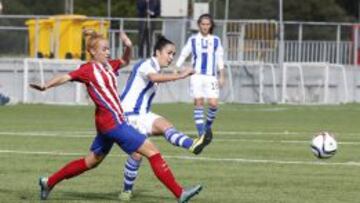 La rojiblanca Ángela Sosa y la txuri-urdin Chini disputan un balón.