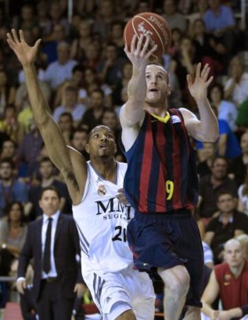 El base brasileño del FC Barcelona Marcelinho Huertas entra a canasta ante Darden.