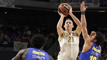 MADRID, SPAIN - OCTOBER 10: Jaycee Carroll of Real Madrid competes with John Dibartolomeo of Maccabi Fox Tel Aviv in action during the 2019/2020 Turkish Airlines EuroLeague Regular Season Round 2 match between Real Madrid v Maccabi Fox Tel Aviv at Wizink Center on October 10, 2019 in Madrid, Spain. (Photo by Diego Souto/Euroleague Basketball via Getty Images)
PUBLICADA 11/10/19 NA MA24 4COL