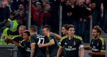 Bacca dejó al arquero Marchetti en el camino para hacer el tercer gol del Milan.