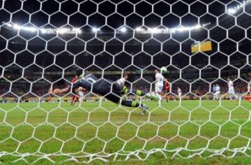 Pedro marca el 1-0 después de que el balón rebotase en el defensor uruguayo Diego Lugano.