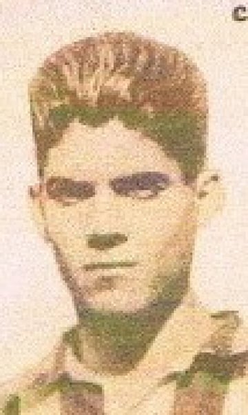 Jugó como delantero en el Atlético de Madrid únicamente la temporada 1929/1930 y con el Betis la temporada 32/33