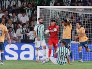 Iker Álvarez, con el balón en las manos