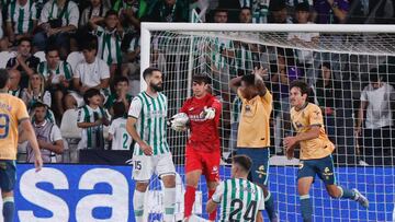 Iker Álvarez, con el balón en las manos