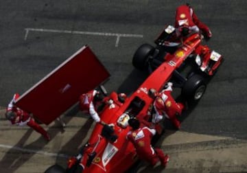 GRA098. MONTMELÓ (BARCELONA), 27/02/2015.- El piloto alemán de Ferrari, Sebastian Vettel, durante la segunda jornada de la tercera tanda de entrenamientos oficiales de Fórmula Uno que se celebran en el Circuito de Catalunya de Montmeló. EFE/Alberto Estévez