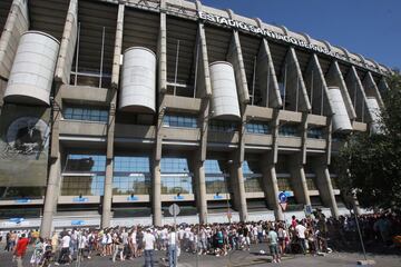 Aficionados sel Real Madrid en los alrededores del Estadio Santiago BernabÃé.