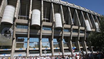 Aficionados sel Real Madrid en los alrededores del Estadio Santiago BernabÃé.