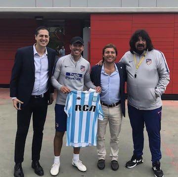 En junio de 2011 su camino y el del Cholo se uni¨® en Racing de Avellaneda por unos meses. En la foto, Simeone y Burgos posan con dos representantes del club argentino en septiembre de 2018.