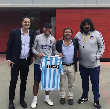 En junio de 2011 su camino y el del Cholo se unió en Racing de Avellaneda por unos meses. En la foto, Simeone y Burgos posan con dos representantes del club argentino en septiembre de 2018.