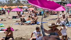 Tourists enjoy the beach during a hot summer day at Playa del Ingles on the island of Gran Canaria, Spain, July 17, 2022. REUTERS/Borja Suarez