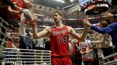 Pau Gasol es aclamado por los aficionados de los Bulls tras el partido.