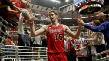 Pau Gasol es aclamado por los aficionados de los Bulls tras el partido.