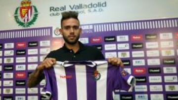 Roger es presentado como nuevo futbolista del Real Valladolid.