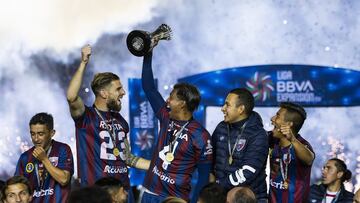 Los jugadores del Atlante levantan el trofeo de campeones en el Estadio Azul