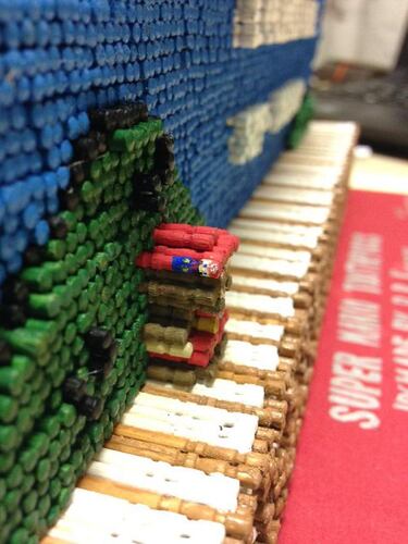 Así es la pantalla de inicio de Mario Bros con palillos