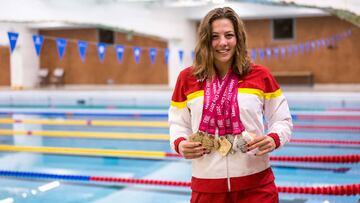 Nuria Marqu&eacute;s posa con las seis medallas, tres de oro, dos de plata y una de bronce, conseguidas en los Mundiales de Paranataci&oacute;n celebrados en M&eacute;xico.