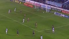 ¡La pelota iba rumbo al arco y hubo un apagón en el estadio!