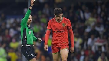 Cesar Arturo Ramos muestra tarjeta amarilla a Adrian Mora of Juarez during the game America vs FC Juarez, corresponding to day 13 of the Torneo Clausura Grita Mexico C22 of Liga BBVA MX, at Azteca, on April 09, 2022.
<br><br>
Arbitro Cesar Arturo Ramos muestra tarjeta amarilla a Adrian Mora de Juarez durante el partido America vs FC Juarez, correspondiente a la jornada 13 del Torneo Clausura Grita Mexico C22 de la Liga BBVA MX, en el Estadio Azteca, el 09 de Abril de 2022.