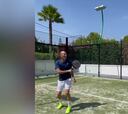 Zidane haciendo en el padel el golpe que pone al púbico del tenis siempre en pie: se le ve bien