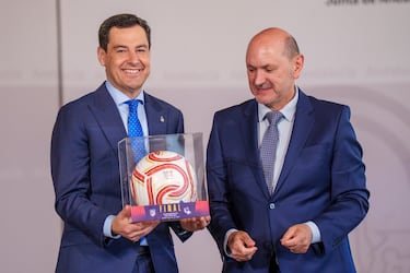 El presidente de la Junta de Andalucía, Juanma Moreno, recibe del presidente de la Real Federación Española de Fútbol, Rafael Louzán, el balón oficial de la Copa del Rey de Fútbol.  