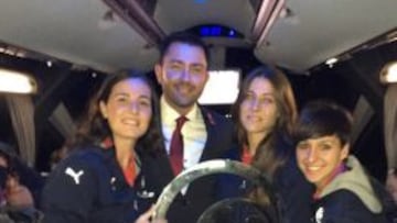 Natalia Pablos, Pedro Mart&iacute;nez Losa, Vicky Losada y Marta Corredera posan con la FA Continental Cup. 